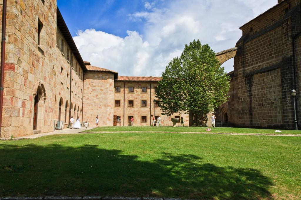 Hotel Monasterio De Leyre Yesa Exterior photo